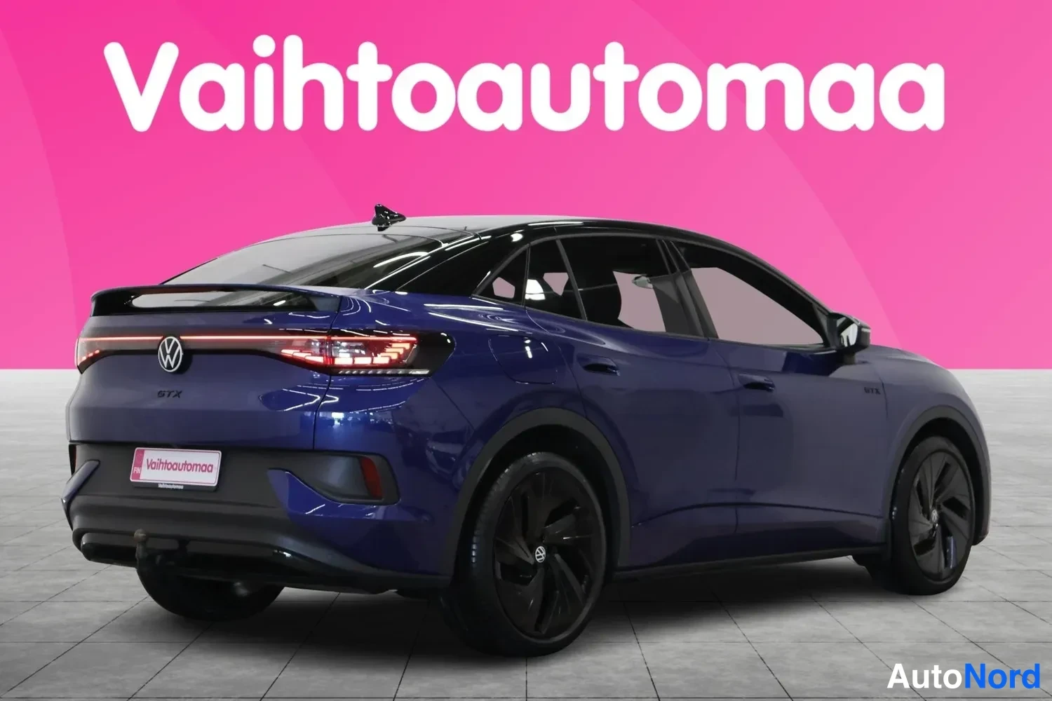 Takaviisto: Sininen Volkswagen ID.5 GTX takaviistosta vasemmalta, GTX-merkintä takapaneelissa, tummat kevytmetallivanteet.