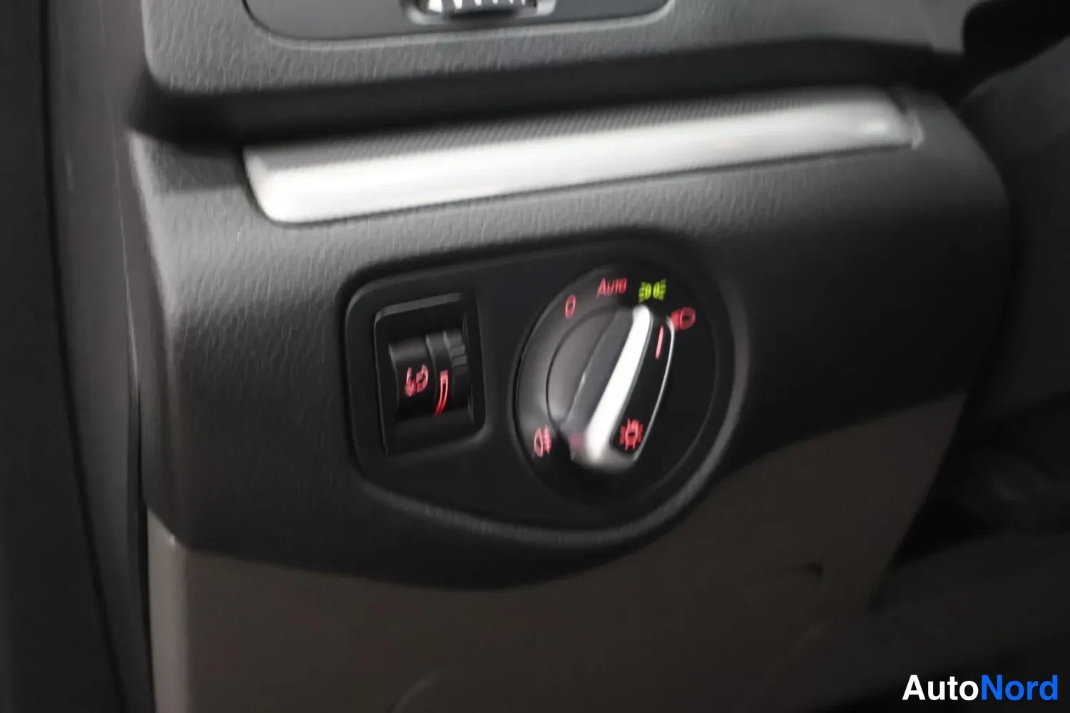 Muu: Ohjaamon valokatkaisija, jossa Auto-asento, ja sumuvalojen painonappi.