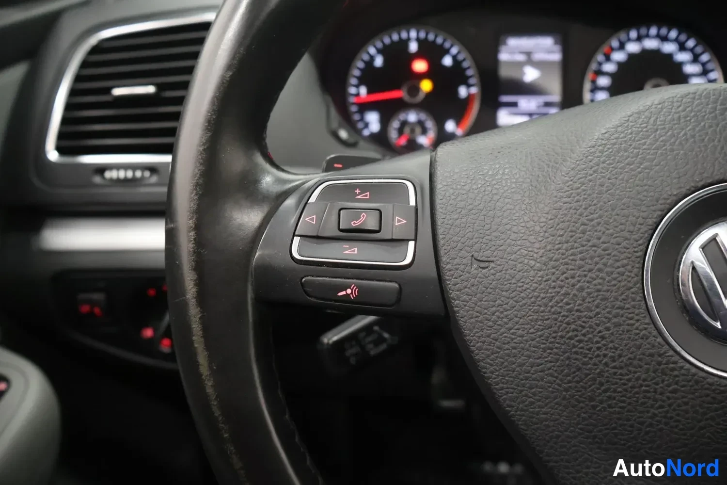 Muu: Volkswagen-ohjauspyörän vasemmat puhelin- ja ääniohjaimet sekä mittariston osa.