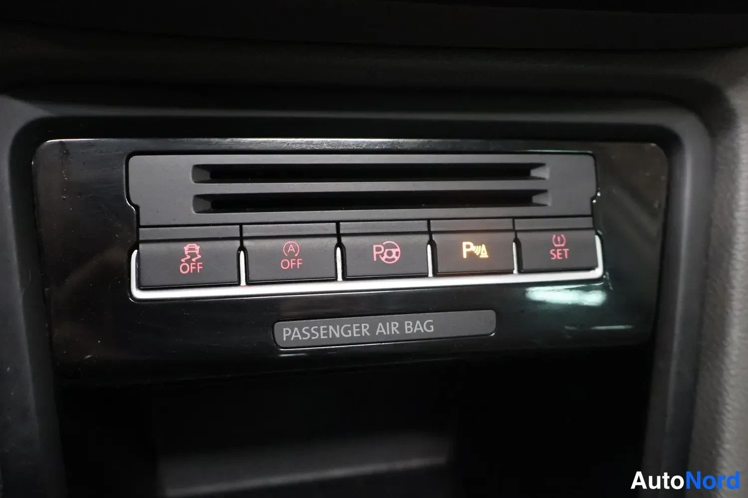 Muu: Kojelaudan napit ESP OFF, A OFF, ajotietokone, pysäköintitunnistin (P ja ħ) ja SET, alla kirjoitus PASSENGER AIR BAG.