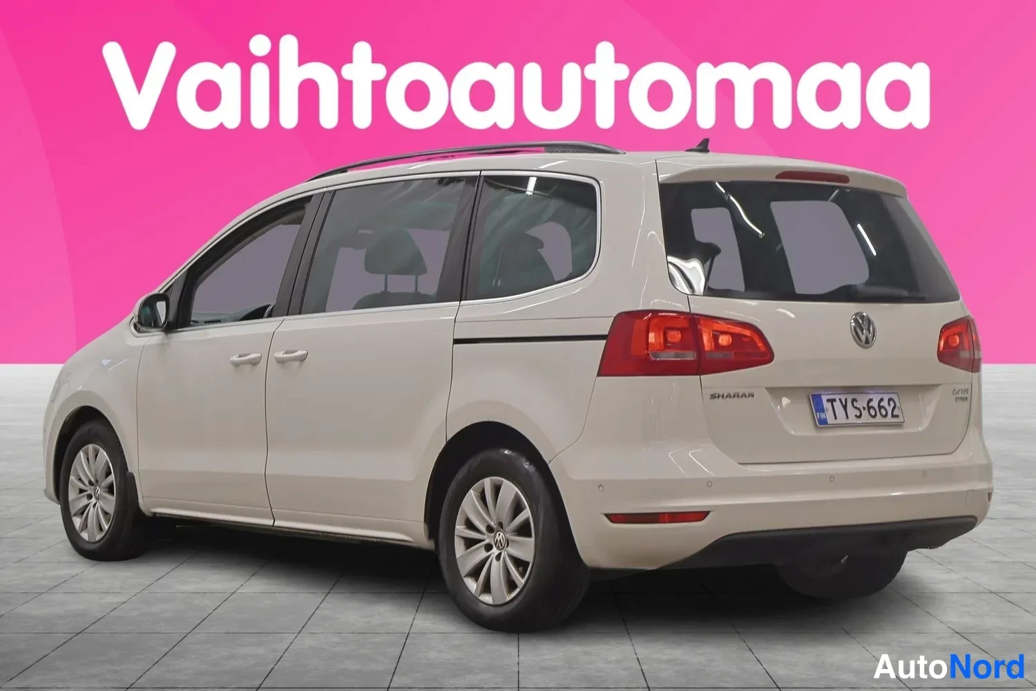Takaviisto: Volkswagen Sharan takaviistosta oikealta, vaaleanbeige kori, punaiset takavalot, rekisteri, katolla kiskot.