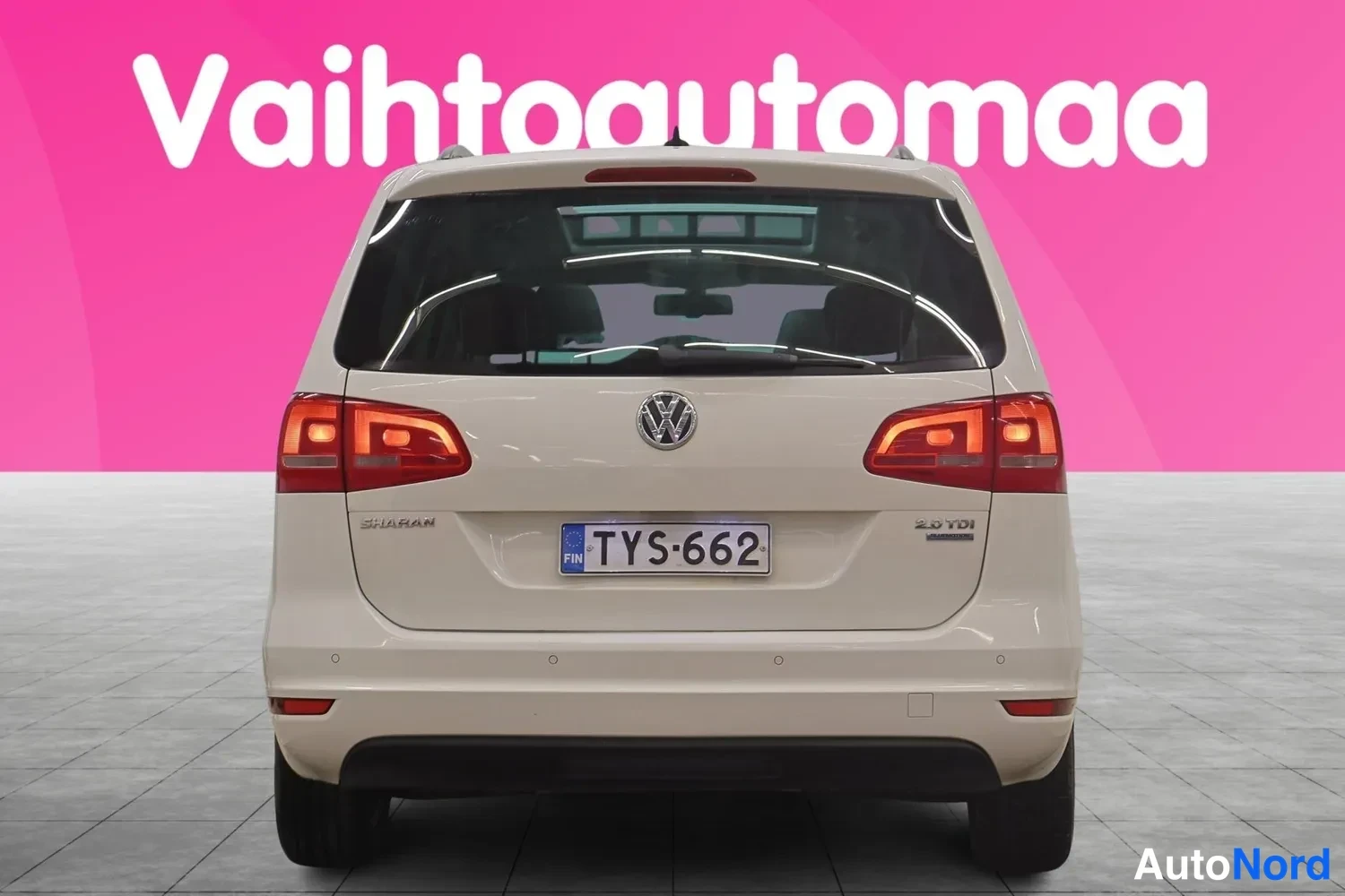 Takaa: Volkswagen Sharan suoraan takaa, vaaleanbeige kori, punaiset takavalot, Sharan- ja 2.0 TDI -tekstit, rekisteri.