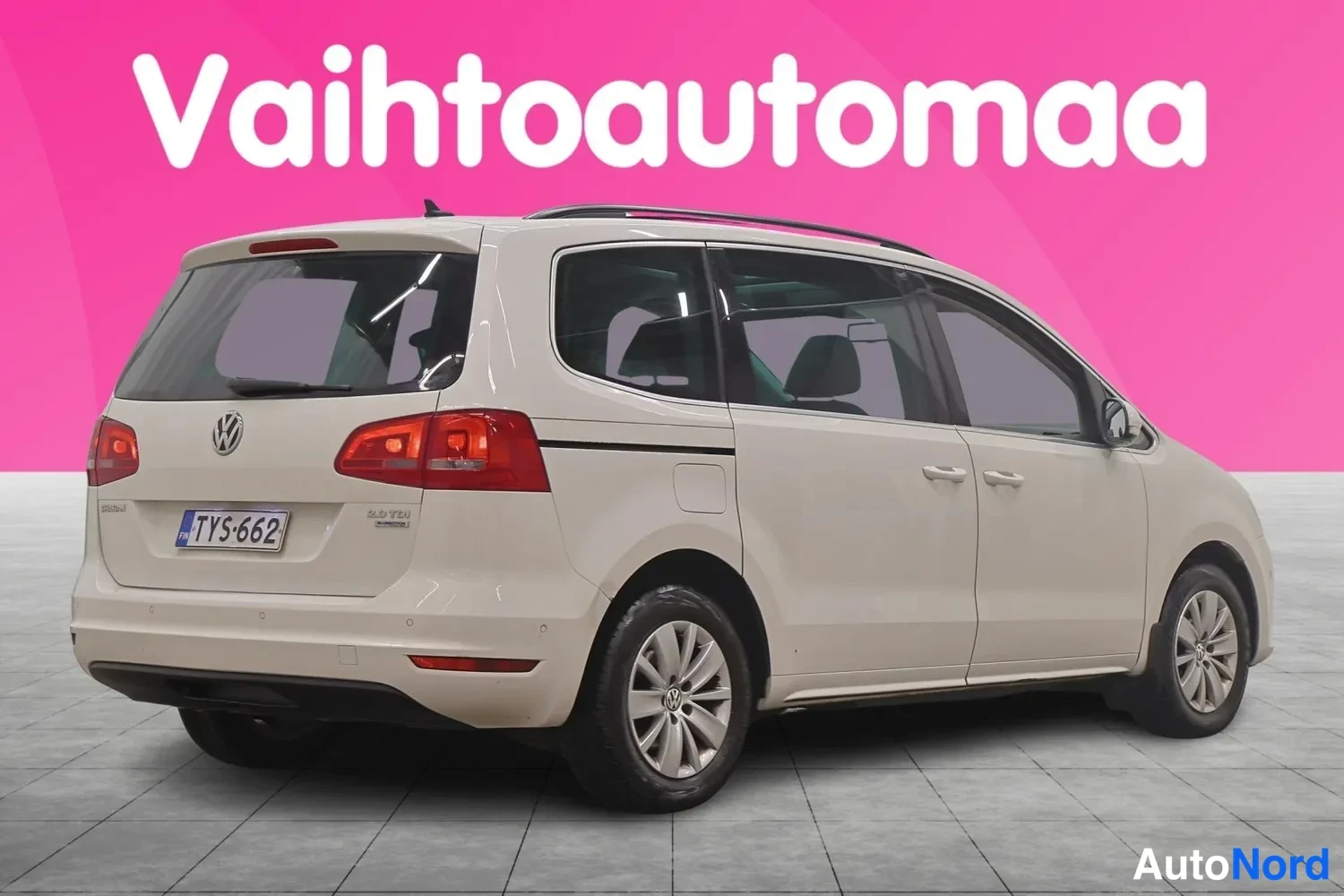 Takaviisto: Volkswagen Sharan takaviistosta vasemmalta, vaaleanbeige kori, punaiset takavalot, rekisteri, katolla kiskot.