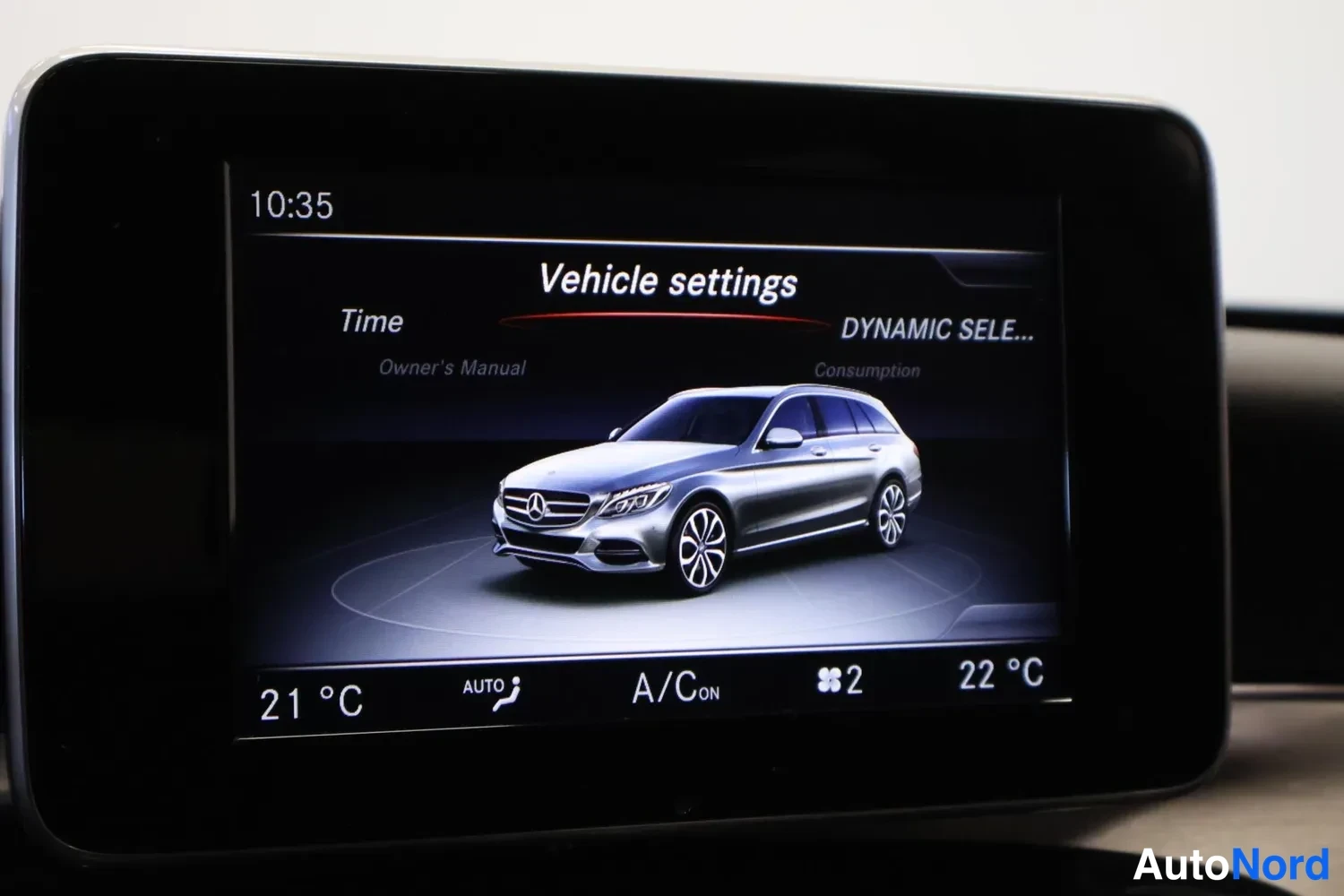 Muu: Keskirivin näyttö Vehicle settings -valikossa, jossa kuvitettu farmarimallinen Mercedes-Benz-auto; alareunassa 21 °C ja 22 °C.