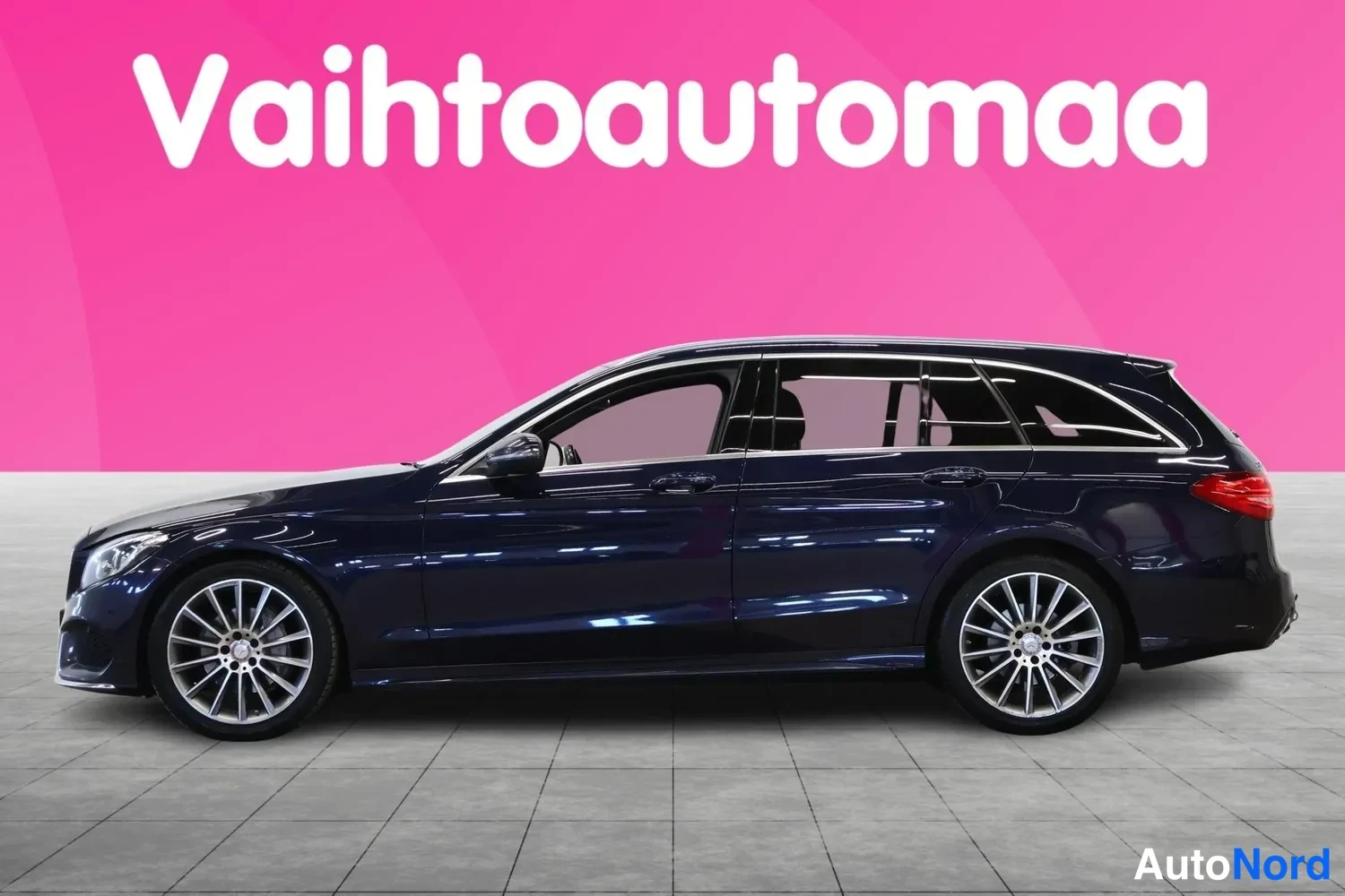 Sivulta: Mercedes-Benz C -farmarivaunu sivusuunnasta, tummansininen koripinta.