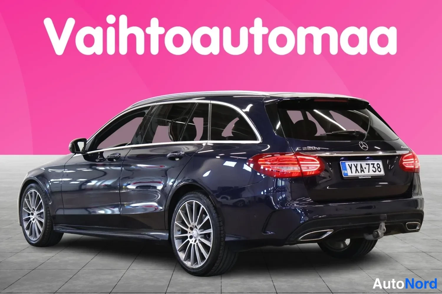 Takaviisto: Mercedes-Benz C -farmarivaunu takaviistosta, tummansininen koripinta, rekisterikilpi.