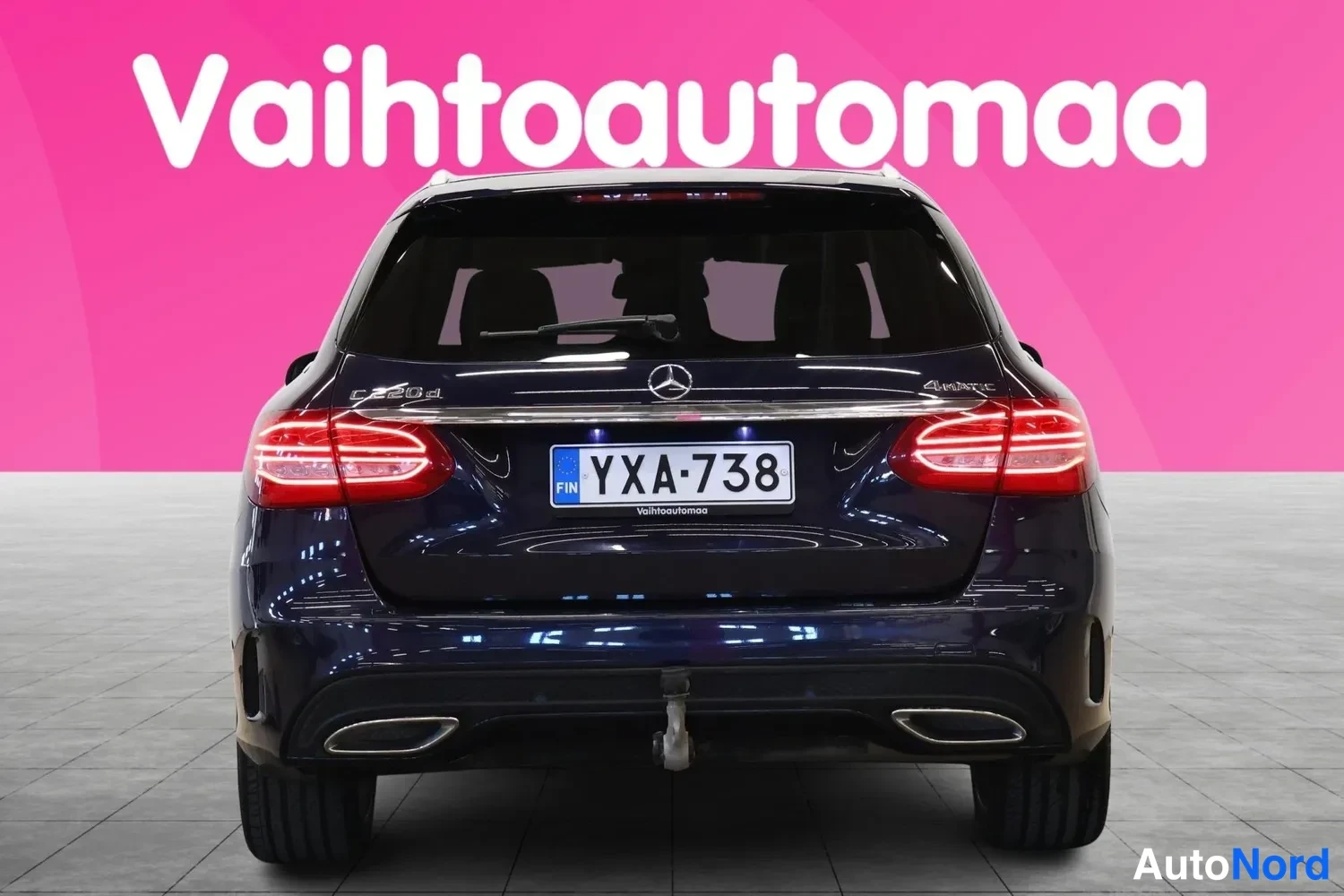 Takaa: Mercedes-Benz C -farmarivaunun takaosa suoraan takaa, tummansininen koripinta, rekisterikilpi.