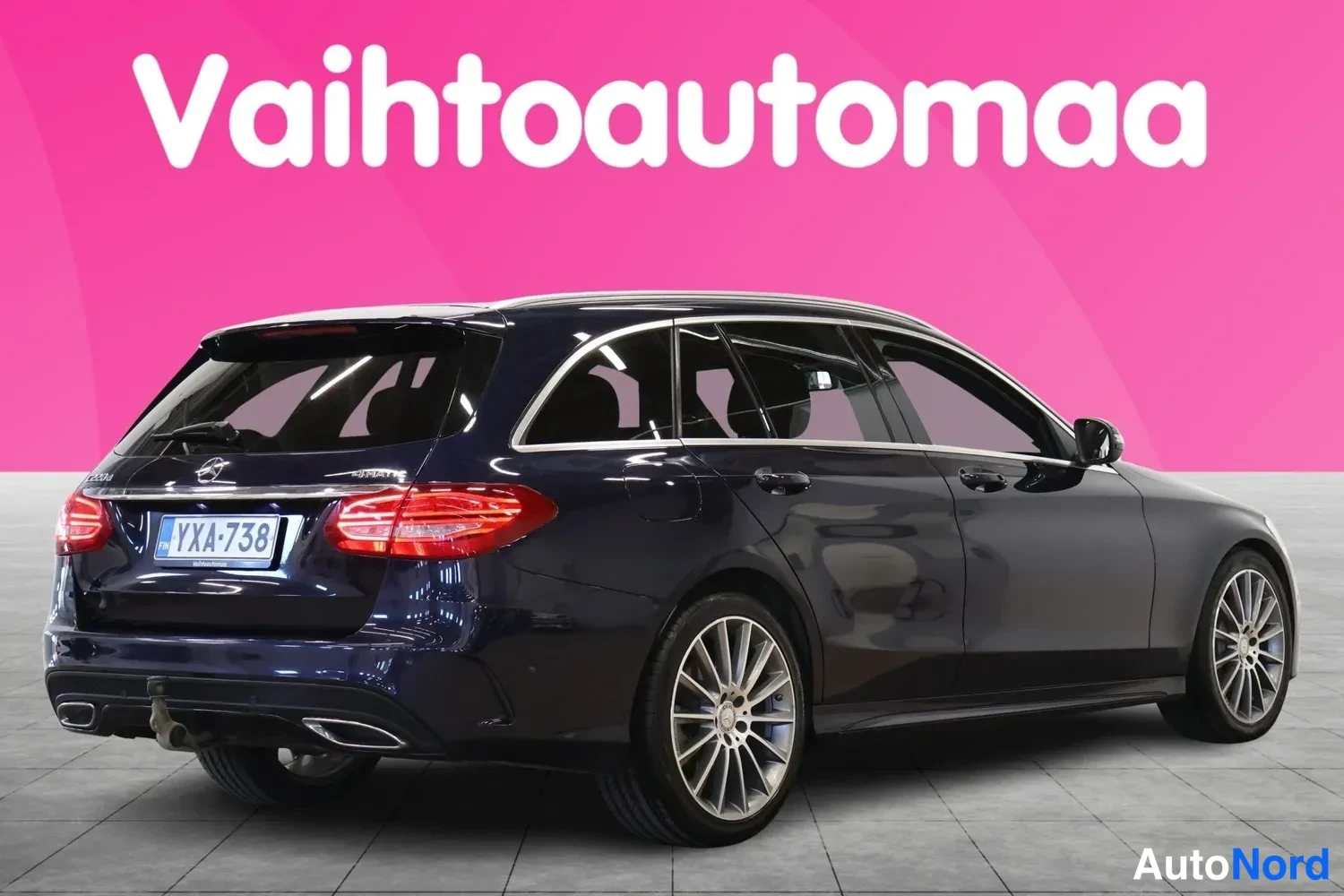 Takaviisto: Mercedes-Benz C -farmarivaunu takaviistosta vasemmalta, tummansininen koripinta, rekisterikilpi.