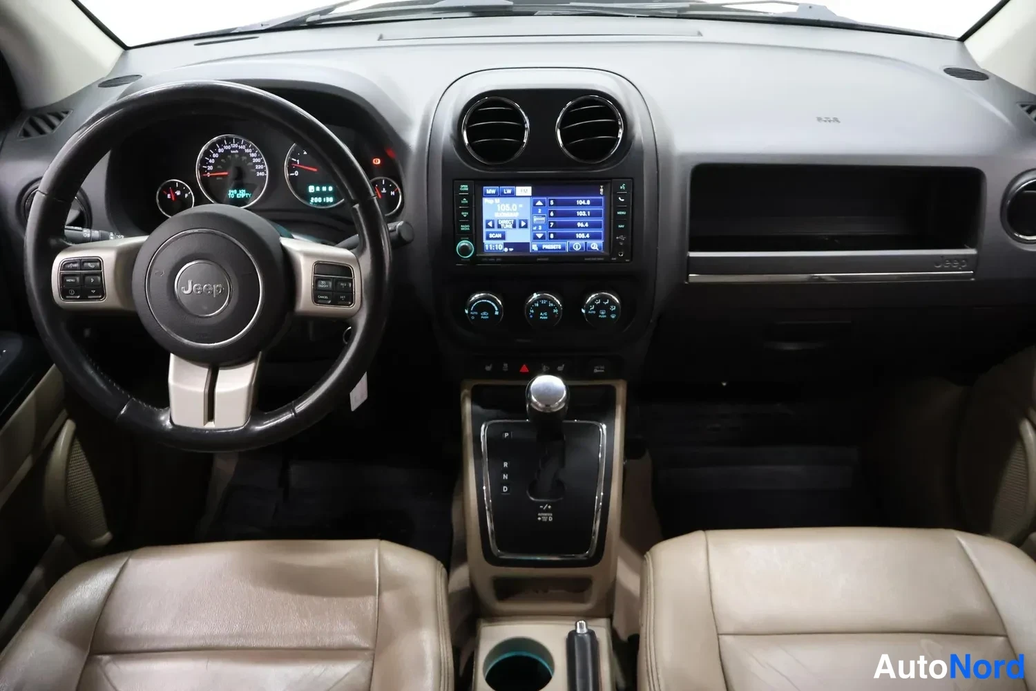 Muu: Kojelauta etualalta: Jeep-ohjauspyörä, radiopaneeli, automaattivaihteen valitsin (P R N D) ja kaksi beigeä istuinta.