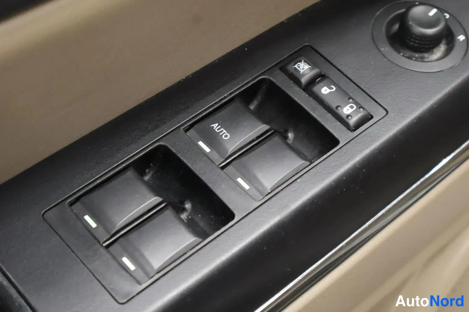 Muu: Ukkosmykky: oven sisäpaneelin kytkimet sähköisille ikkunoille, peilisäädin, AUTO-nappi ja keskuslukituksen painikkeet.