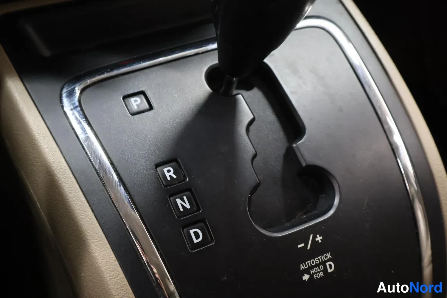 Yksityiskohta: Automaattivaihteiston vaihtajan paikka, jossa P-, R-, N- ja D-napit sekä Autostick-manuaalivaihto.