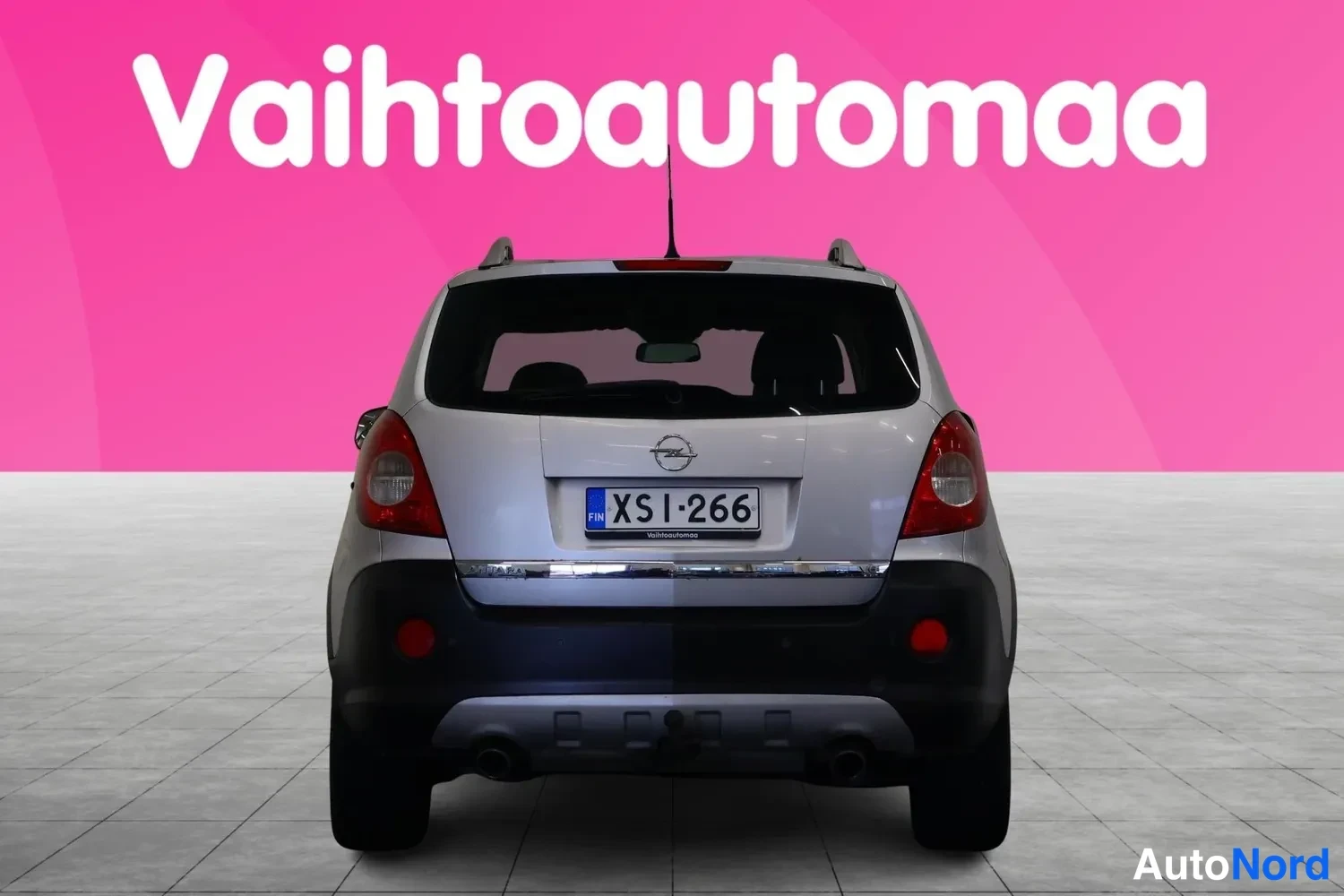 Takaa: Opel Antaran takaosa suoraan takaa