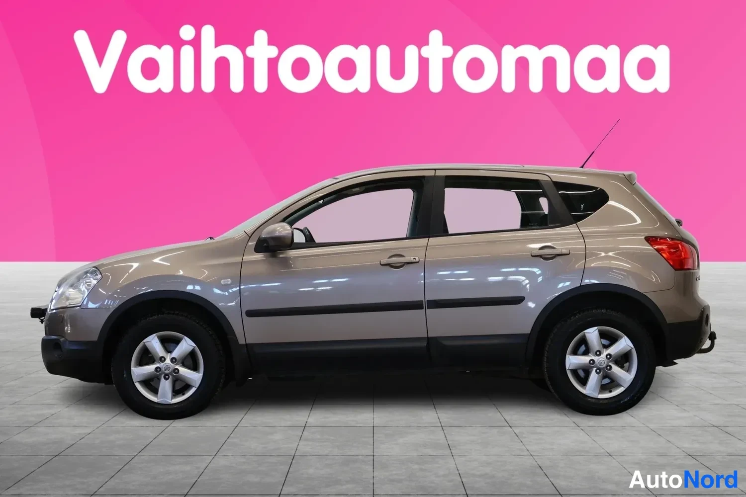 Etuviisto, nokka vasemmalle: Nissan Qashqai kulmakuva edestä vasemmalta, vaaleanbeige; vasen sivu ja keula näkyvissä.