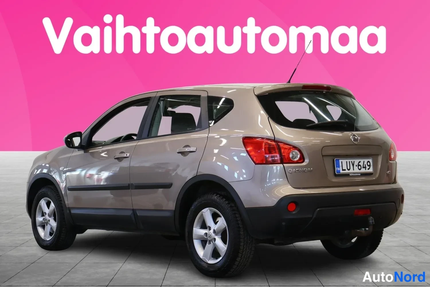 Takaviisto: Nissan Qashqai takakulmakuva oikealta, rekisteri, vaaleanbeige; oikea sivu ja perä näkyvissä.