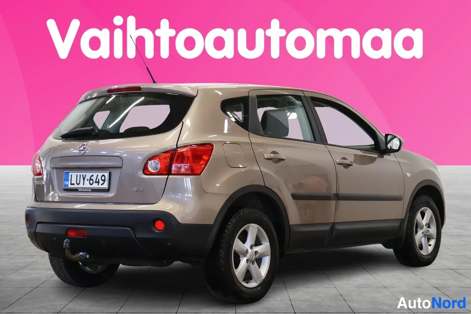 Takaviisto: Nissan Qashqai takakulmakuva vasemmalta, rekisteri, vaaleanbeige; vasen sivu ja perä näkyvissä.