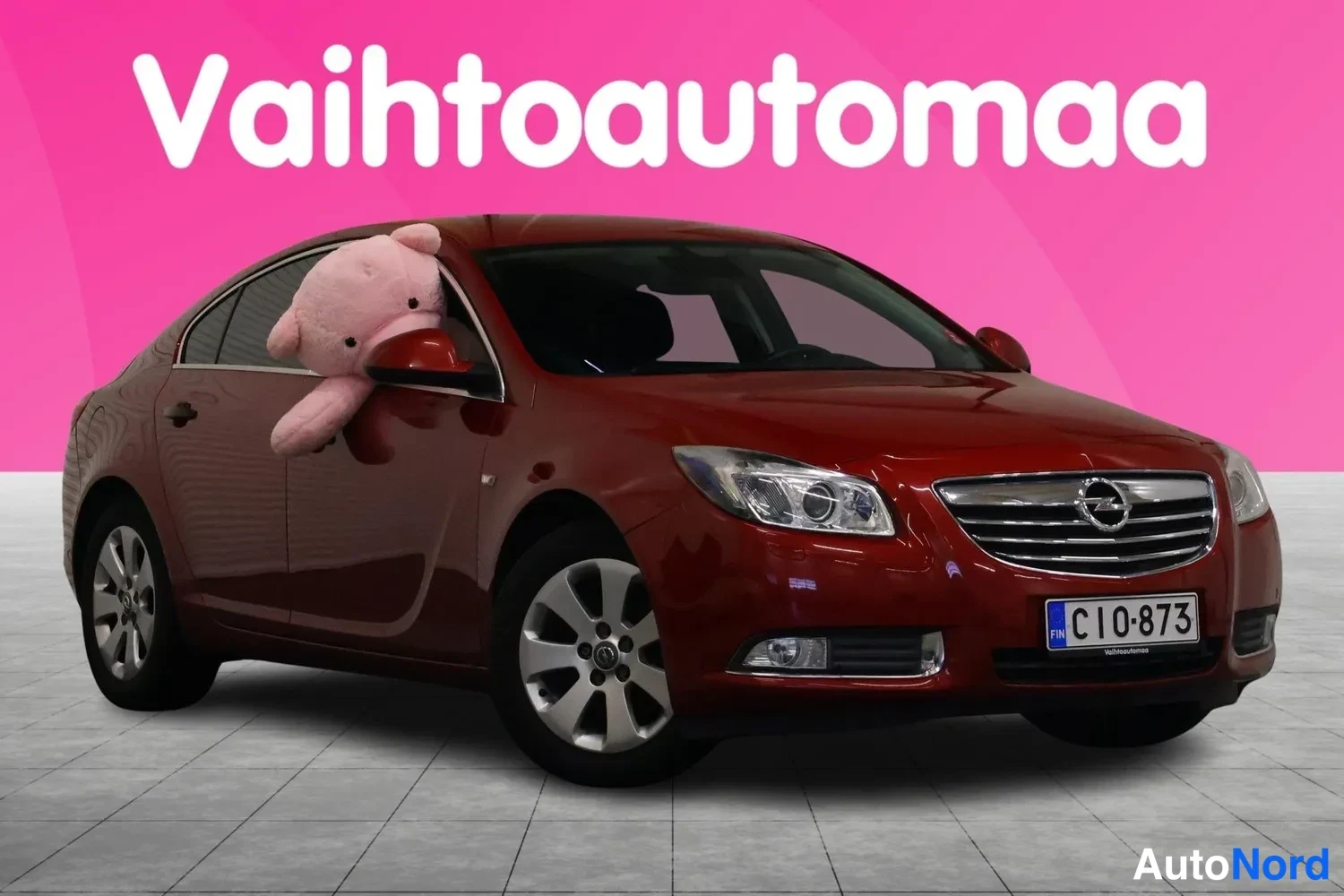 Etuviisto, nokka oikealle: Punainen henkilöauto edestä kolmanneltel kuvakulmassa, rekisterikilpi C10-873.