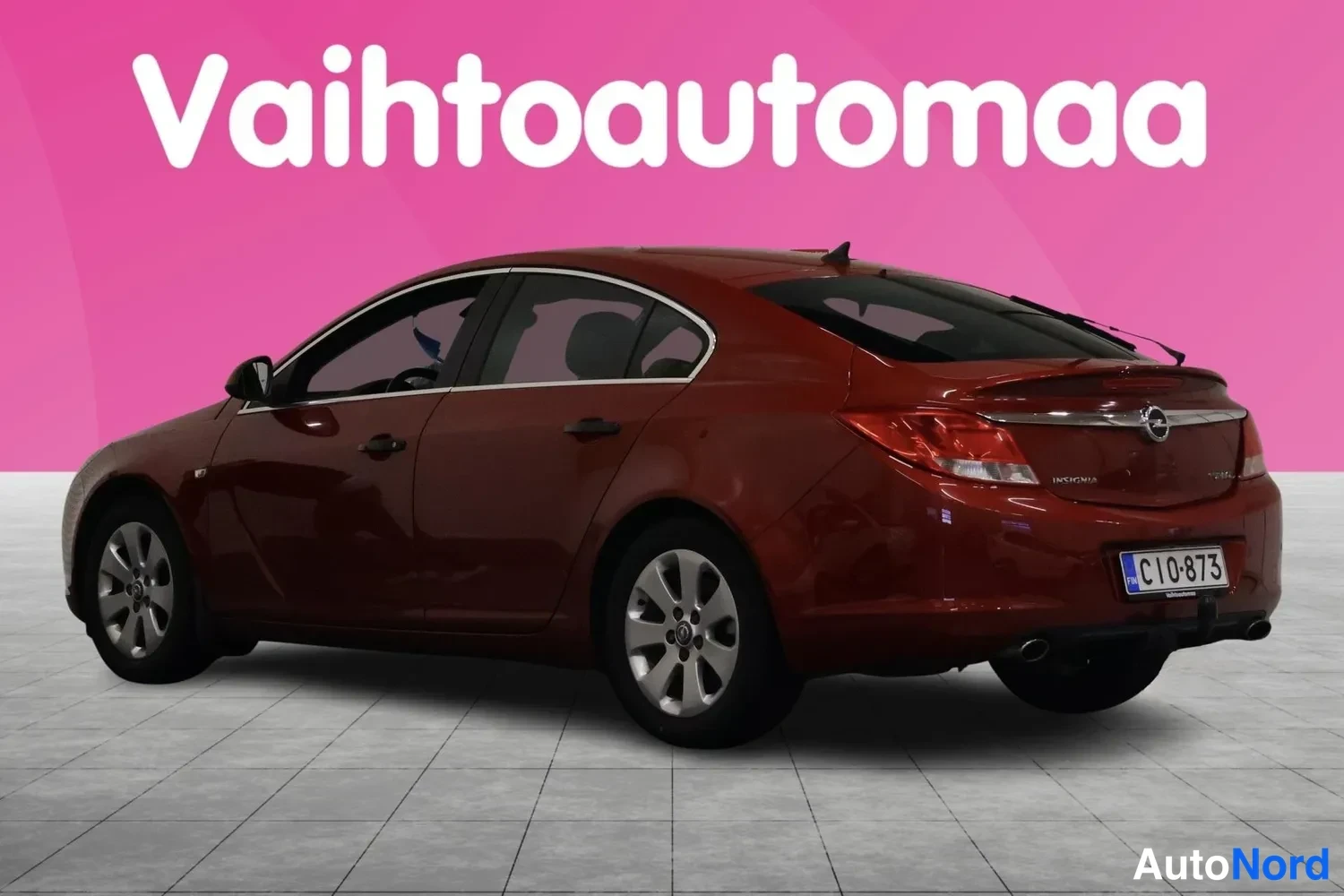 Takaviisto: Punainen Opel Insignia -henkilöauto vinosti takaa oikealta kuvattuna, rekisterikilpi C10-873.