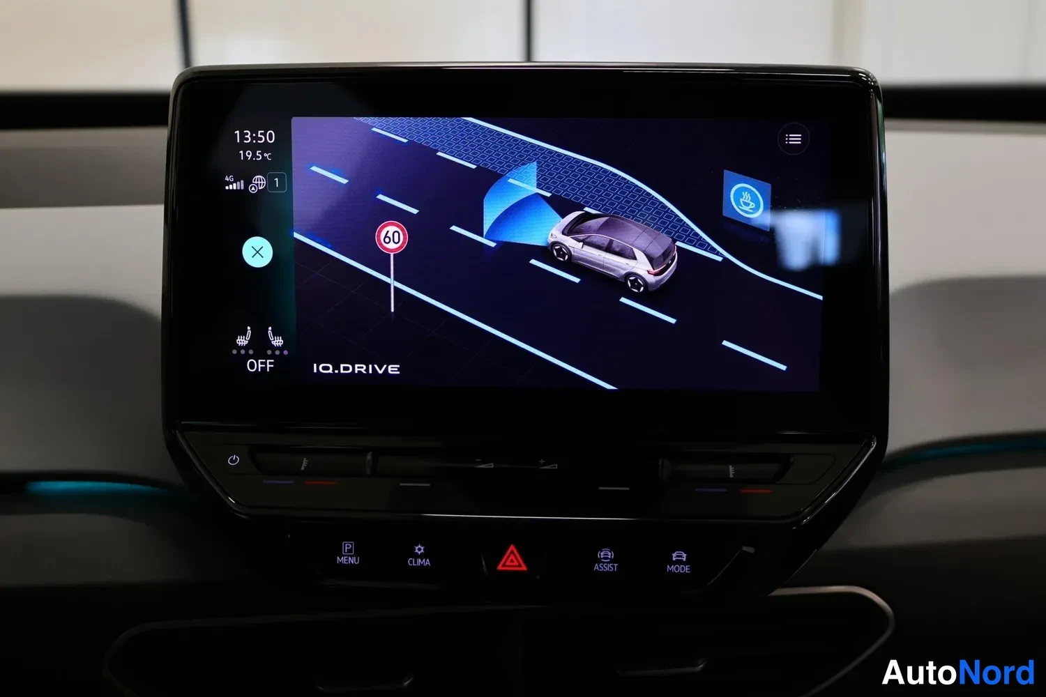Yksityiskohta: Infotainment-näyttö, jossa on aktiivinen IQ.Drive-avustajajärjestelmän näkymä: ruudulla ajoradan visualisointi, 60-riketunnus ja autonmallin kuva. Aikakello näy