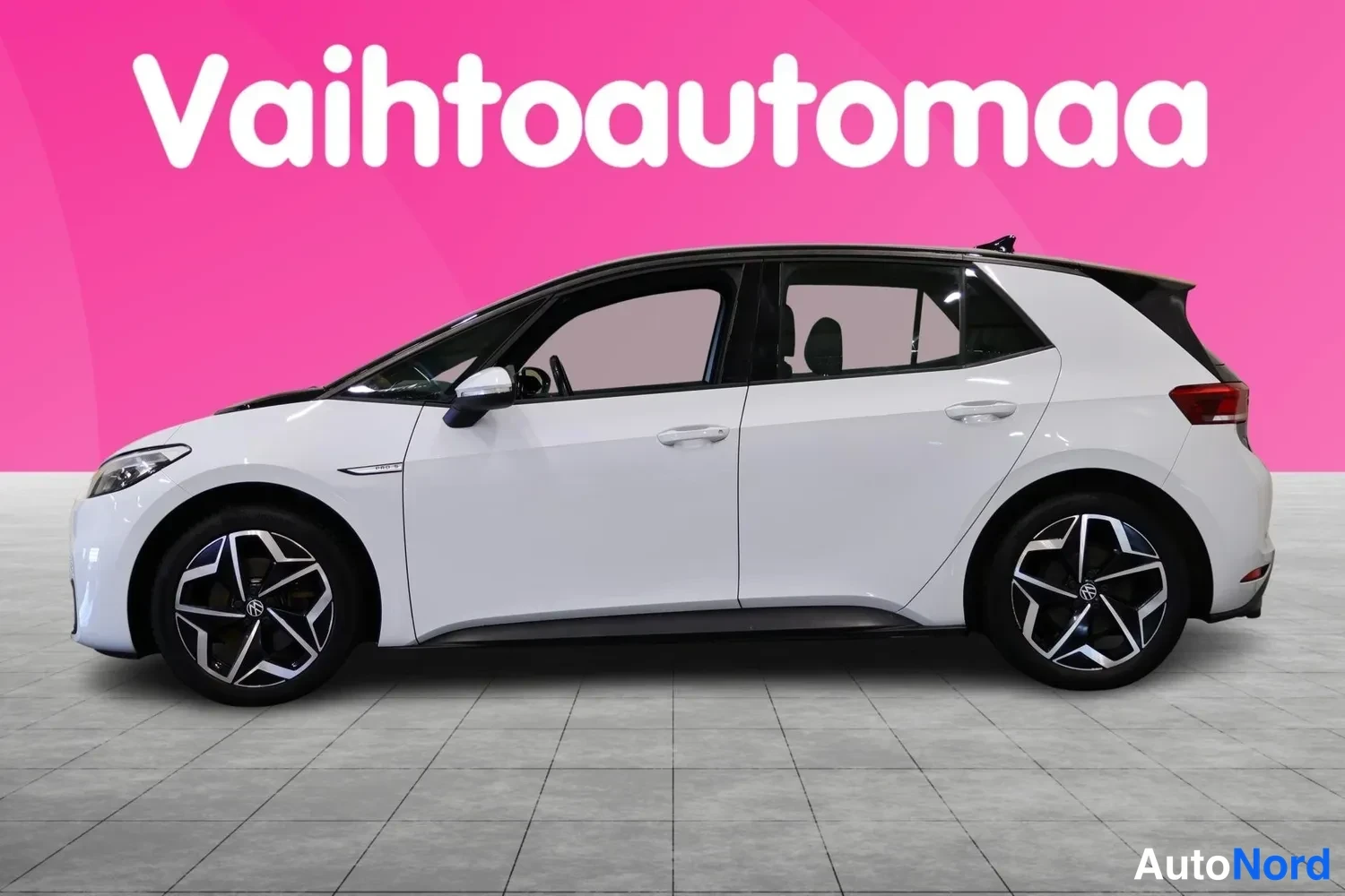 Sivulta: Valkoinen Volkswagen ID.3 sivusta, musta katto ja viisiovinen korirakenne näkyvissä.