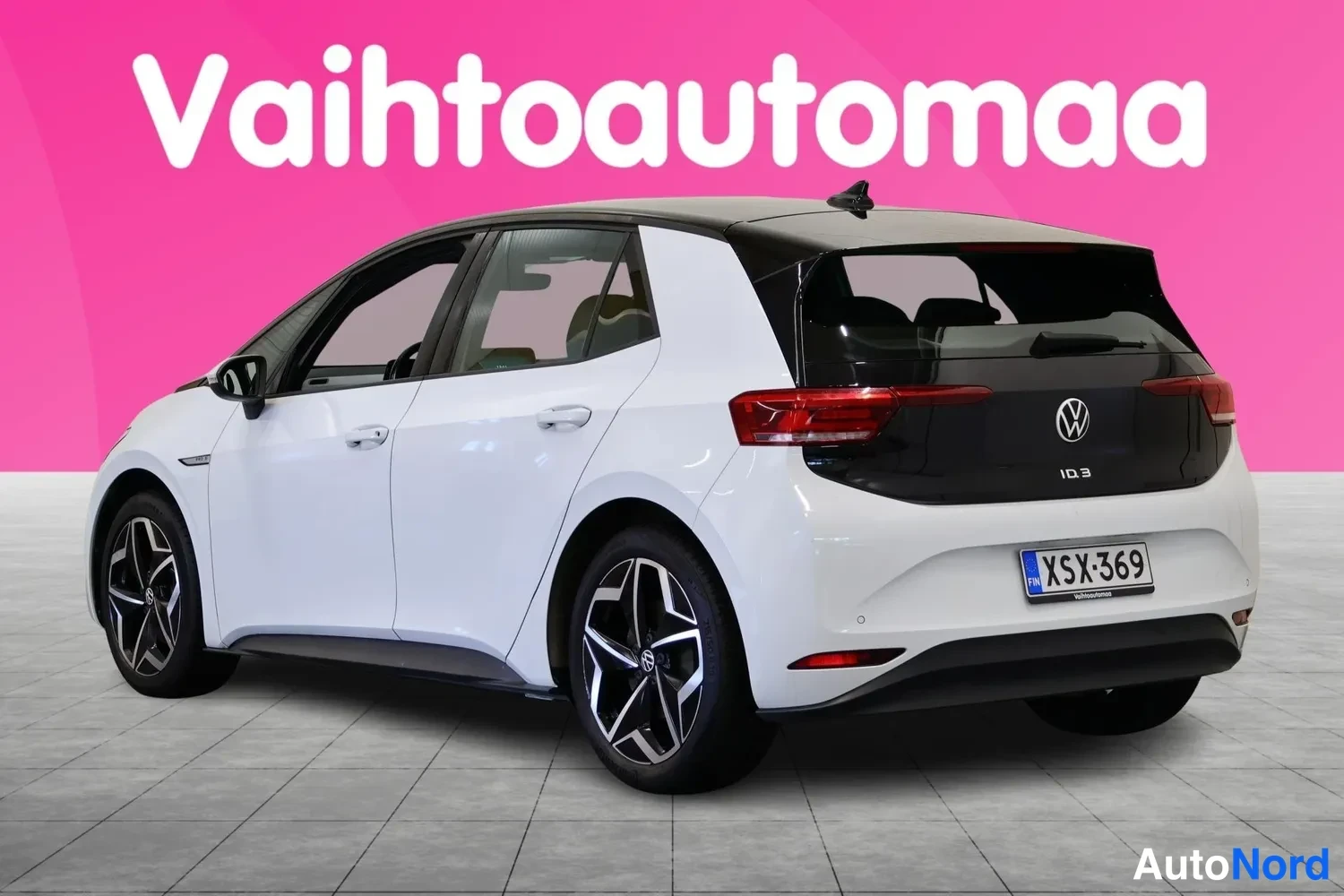 Takaviisto: Volkswagen ID.3 takaa viistosti oikealta, rekisteritunnus, valkoinen kori ja musta lasikansi.