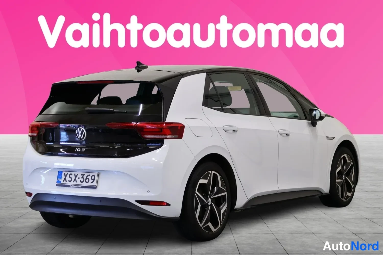 Takaviisto: Volkswagen ID.3 takaa kulmasta valkoisella korilla studioatiimissä.