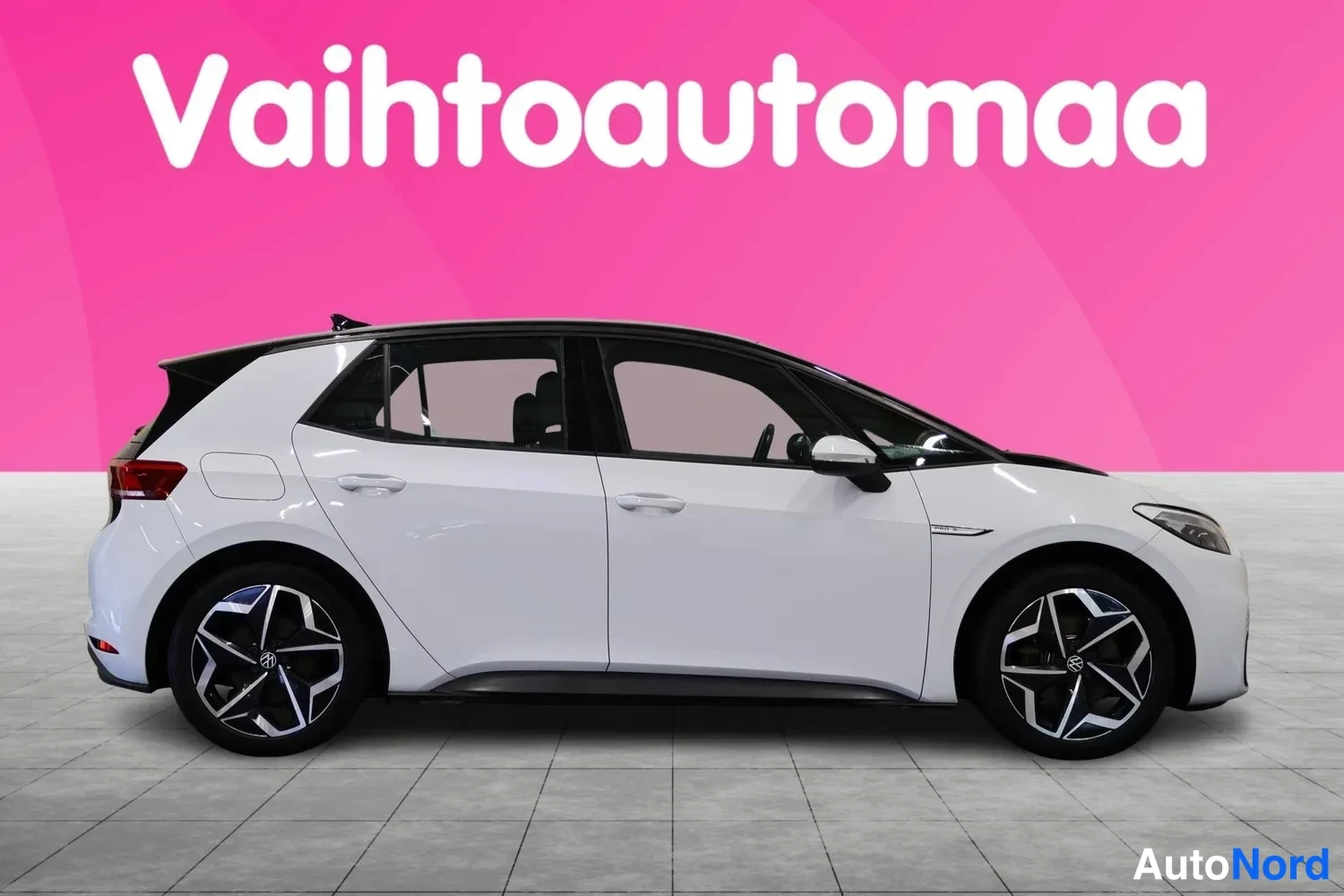 Sivulta: Volkswagen ID.3 sivulta valkoisella korilla ja mustalla katolla studioatiimissä.