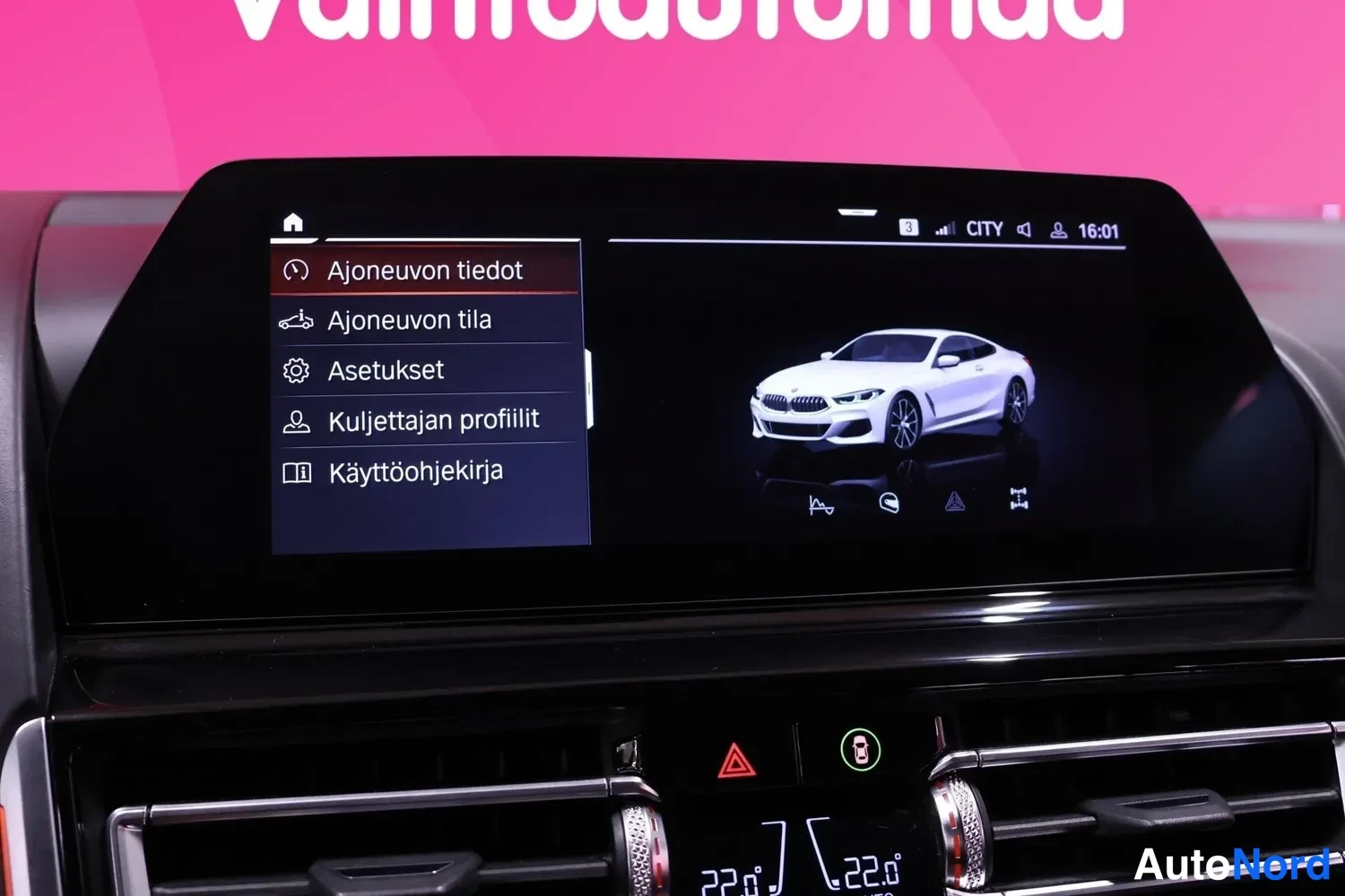 Muu: Auton infotainment-näytöllä valikko: Ajoneuvon tiedot, Ajoneuvon tila, Asetukset, Kuljettajan profiilit, Käyttöohjekirja.