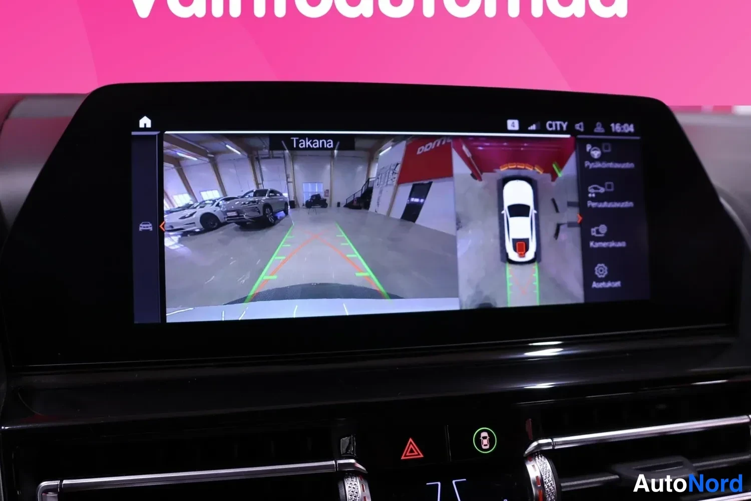 Muu: Infotainment-näyttö näyttää peruutuskamerakuvan, jossa teksti 'Takana' ja PARK_AP_TOP-alavalikko.