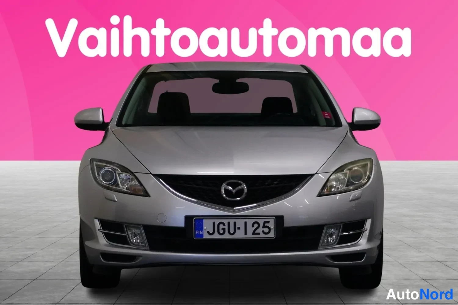 Edestä: Mazda 6, hopeinen farmari, etunäkökulma rekisterikilpi