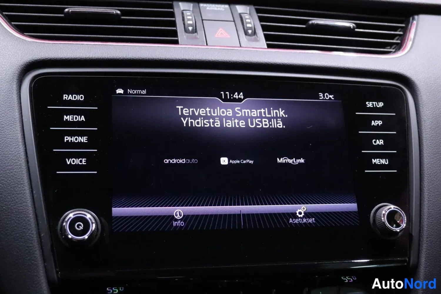 Muu: Infotainment-näyttö näyttää Tervetuloa SmartLink -ruutua, jossa ovat Android Auto, Apple CarPlay ja MirrorLink.