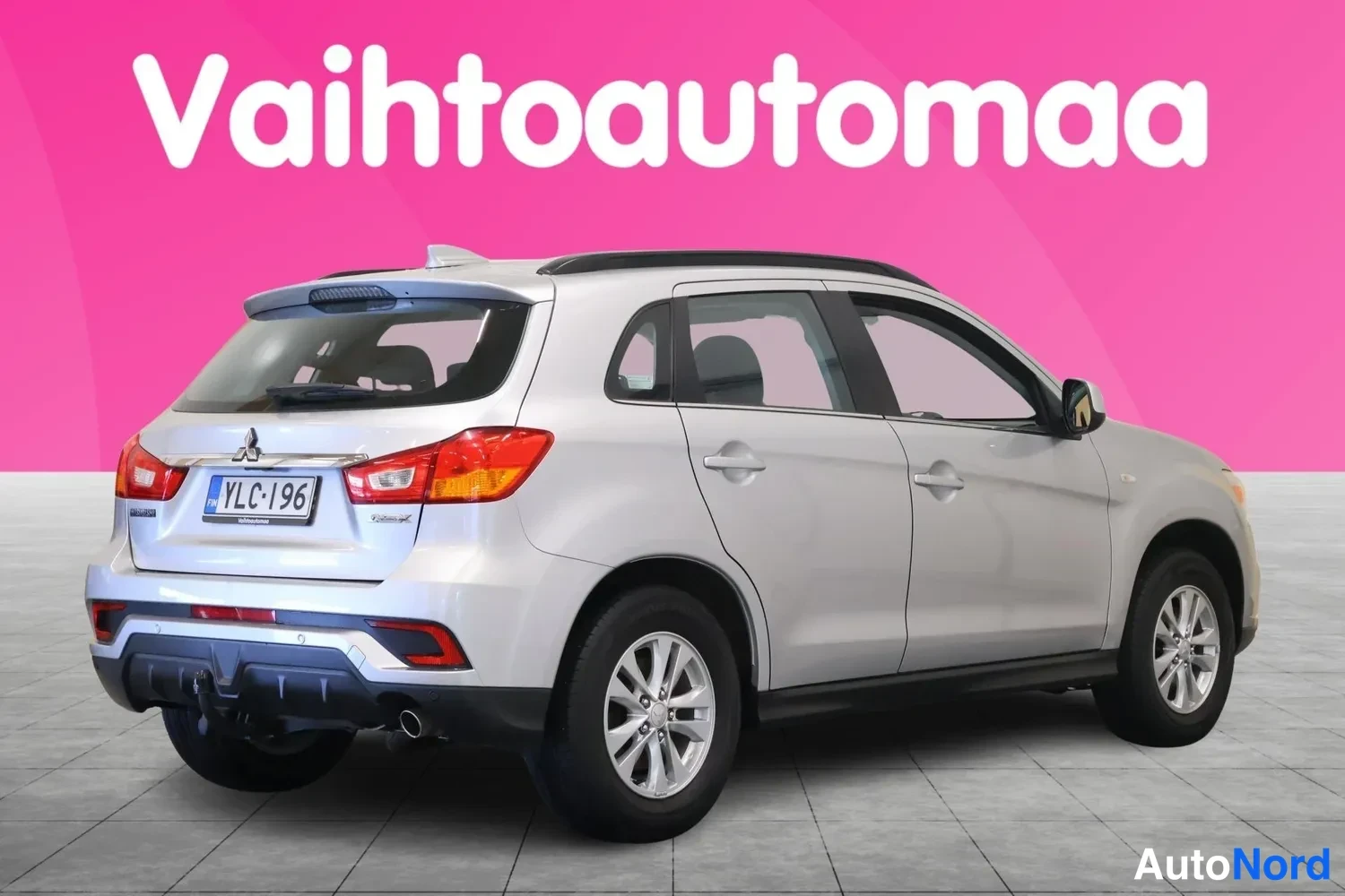 Takaviisto: Hopeanharmaa Mitsubishi ASX takaa viistosti kuvattuna, rekisteritunnus.