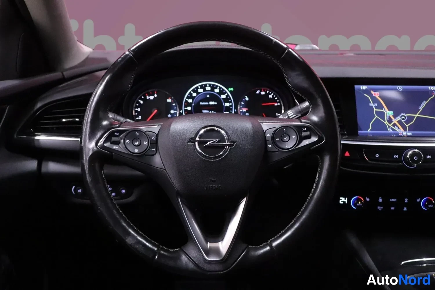 Muu: Ohjauspyörä ja kojelauta: Opel-merkki ohjauspyörässä, digitaalinen mittaristo ja karttanäyttö keskikonsolissa.