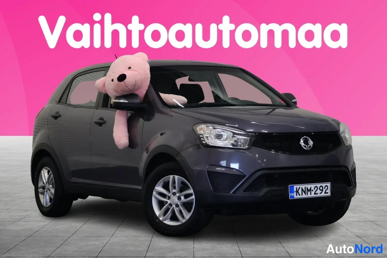 Etuviisto, nokka oikealle: Tummanharmaa Ssangyong Korando etuviistöstä oikeaan etukulmaan kuvattuna, rekisterikilpi näkyvissä.