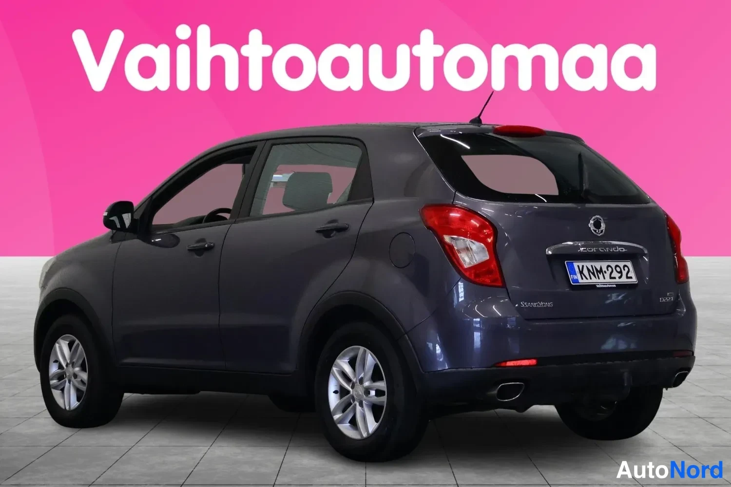 Takaviisto: Tummanharmaan Ssangyong Korandon takaviisto oikealta, rekisteritunnus.