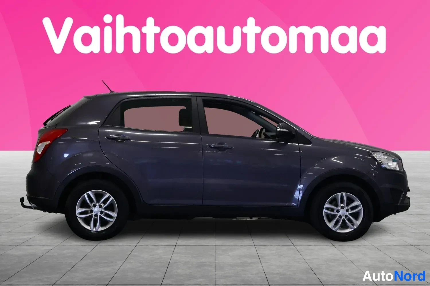 Sivulta: Tummanharmaa Ssangyong Korando sivusta, keula oikealla.