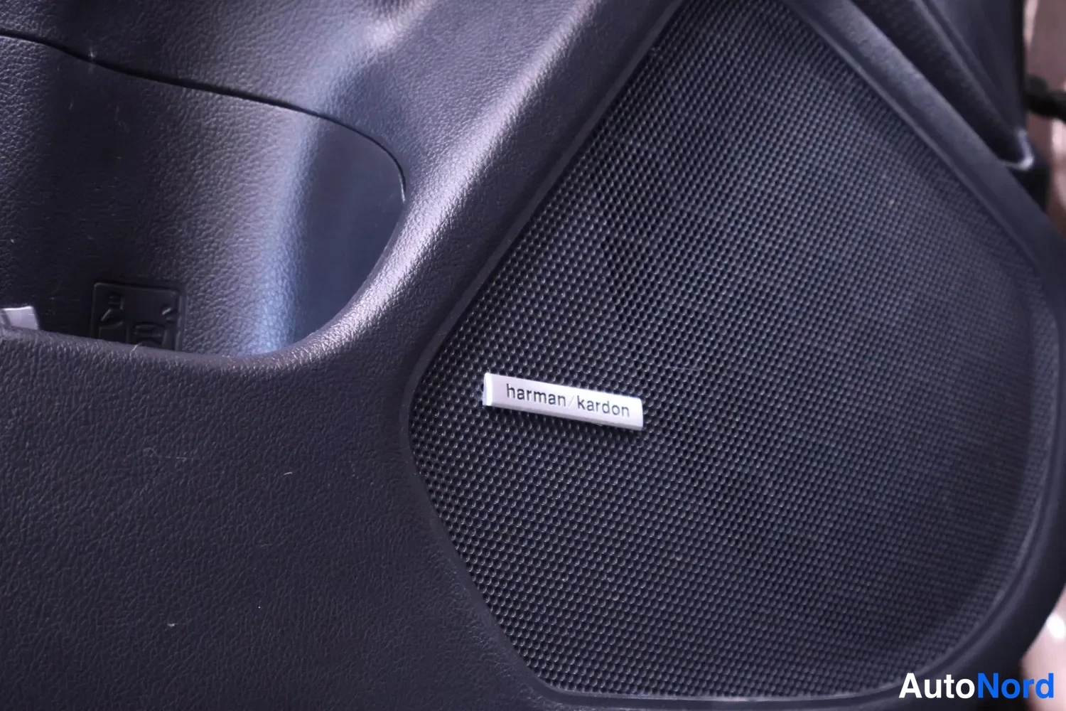 Yksityiskohta: Ovikaiutin harman kardon -merkinnällä.