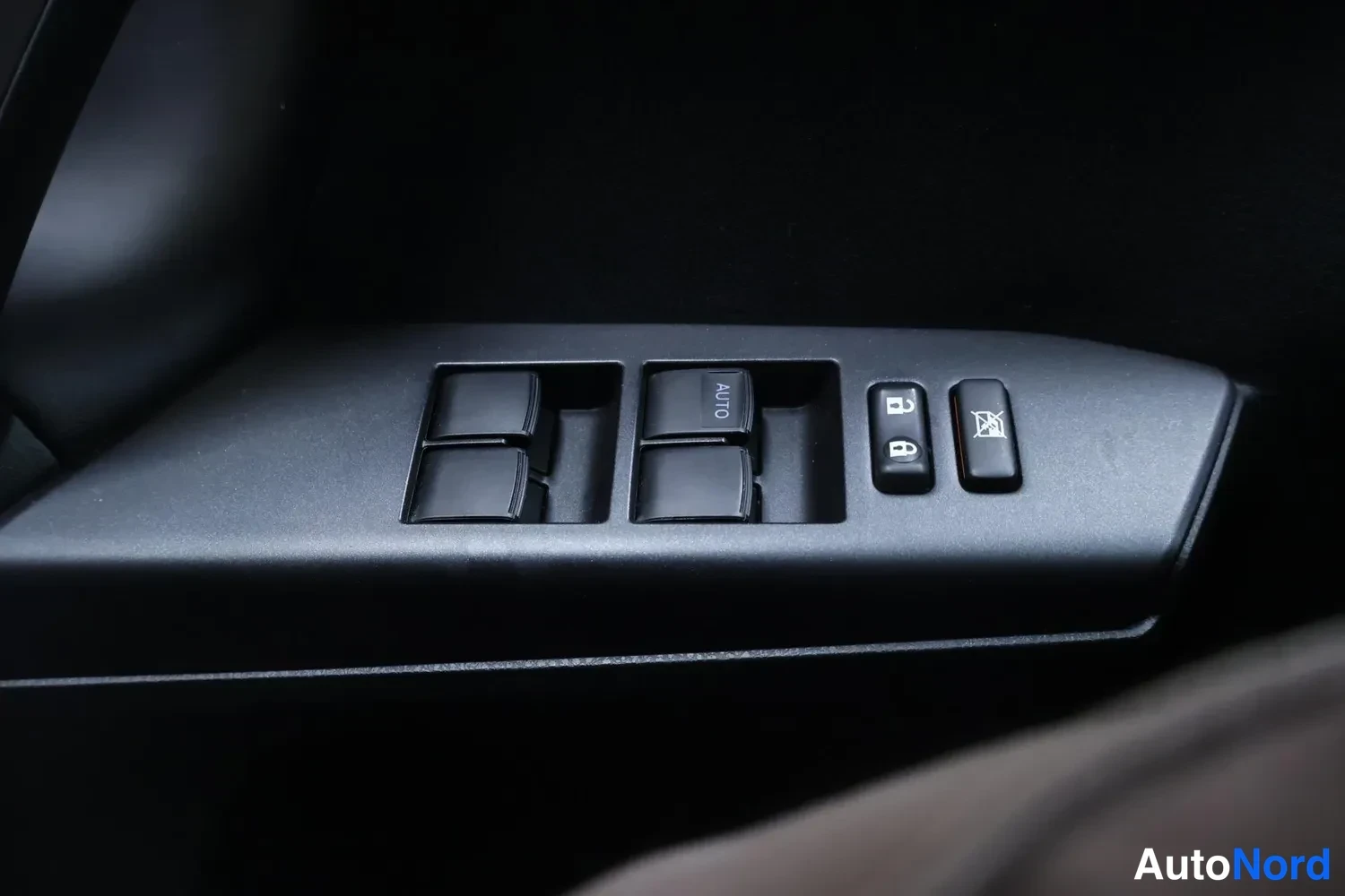Muu: Oven sisäinen kytkinpaneeli: neljä ikkunakytkintä (yhdessä merkintä AUTO), keskälukituksen lukitus- ja avauskytkimet sekä peilien säätökytkin.