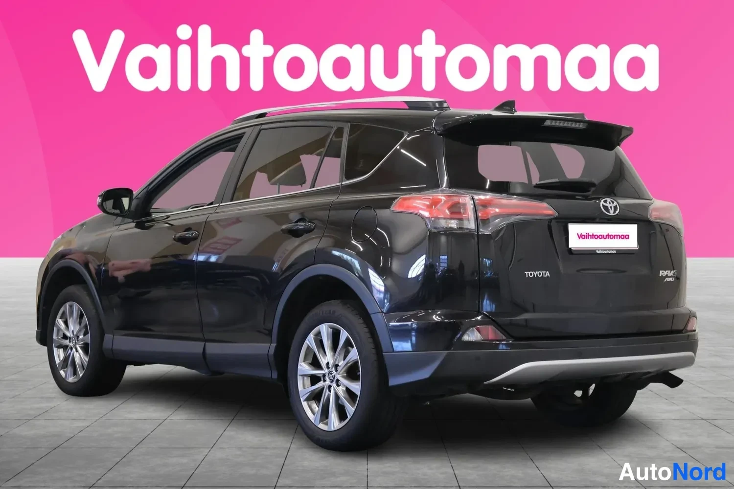 Takaviisto: Mustan Toyota RAV4:n takakolmannesvasen näkymä, takaosa ja vasen kylki näkyvissä.