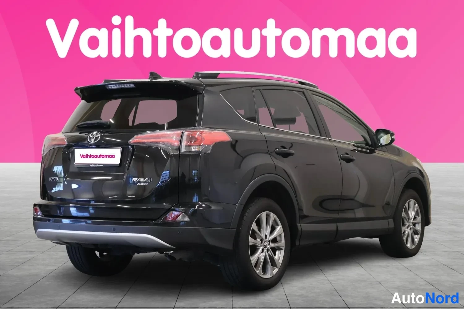 Takaviisto: Mustan Toyota RAV4:n takakolmannesnäkymä oikealta, takaosa ja oikea kylki näkyvissä.