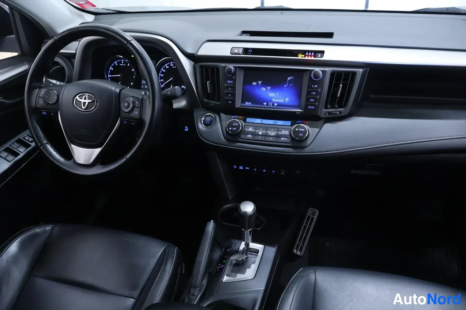 Muu: Ohjaamo kuljettajan puolelta: ohjauspyörä, mittarit, kosketusnäyttö ja automaattivaihteen valitsin mustilla penkeillä.