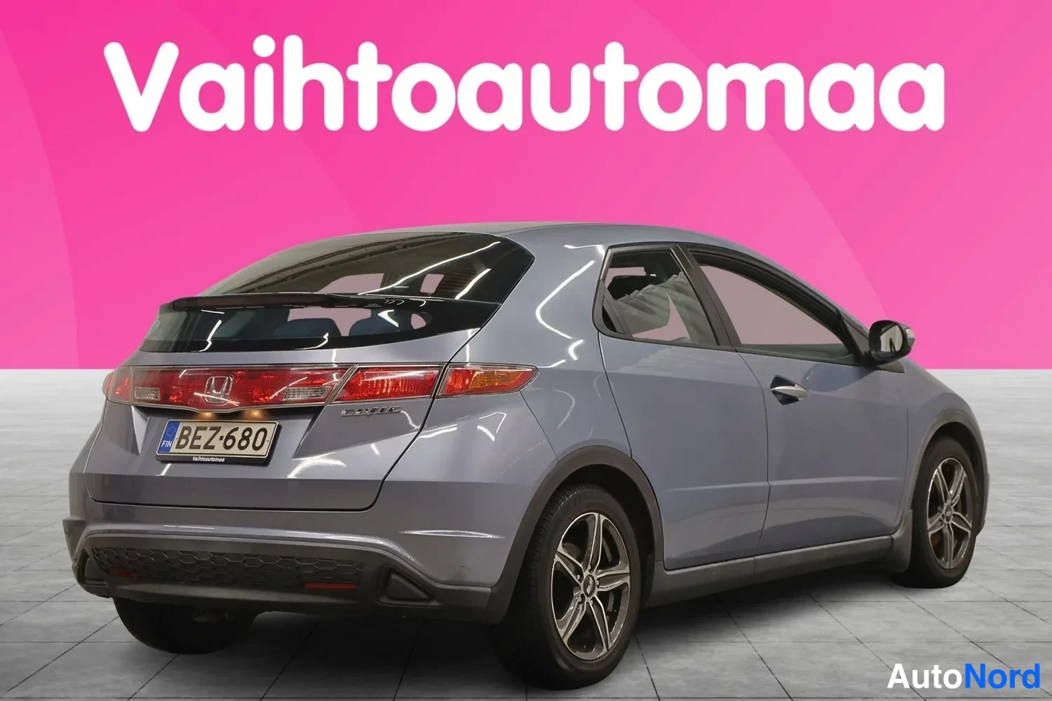 Takaviisto: Honda Civic 5D takakulmasta, hopeansininen hatchback, rekisteritunnus