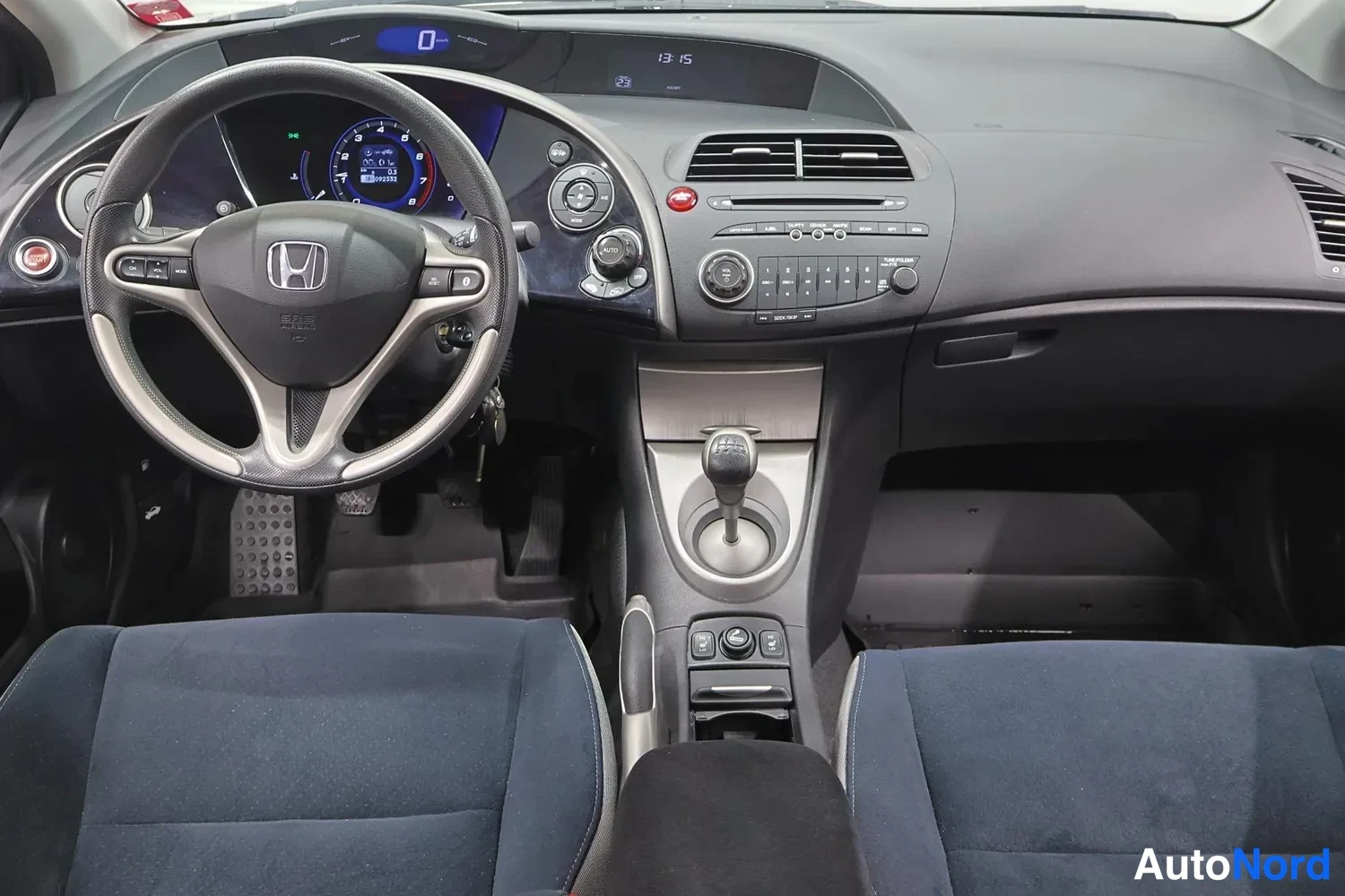 Yksityiskohta: Ohjaamo, Honda-ohjauspyörä, manuaalivaihteisto ja tummansiniset istuimet