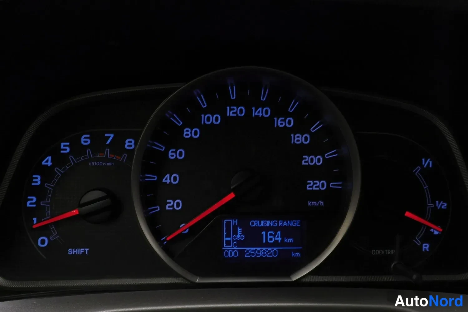 Muu: Mittaristö: nopeusmittari 220 km/h, kierroslukumittari, polttoainemittari, matkamittari 259820 km