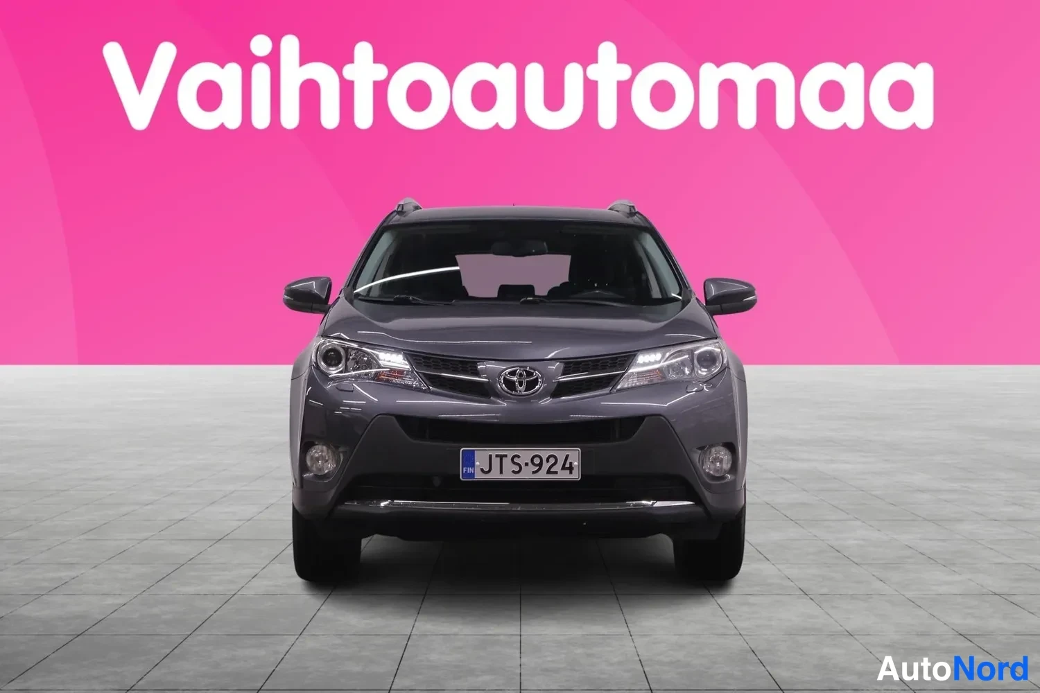 Edestä: Toyota RAV4 -auto suoraan edestäpäin kuvattuna, tummanharmaa, rekisteriltään