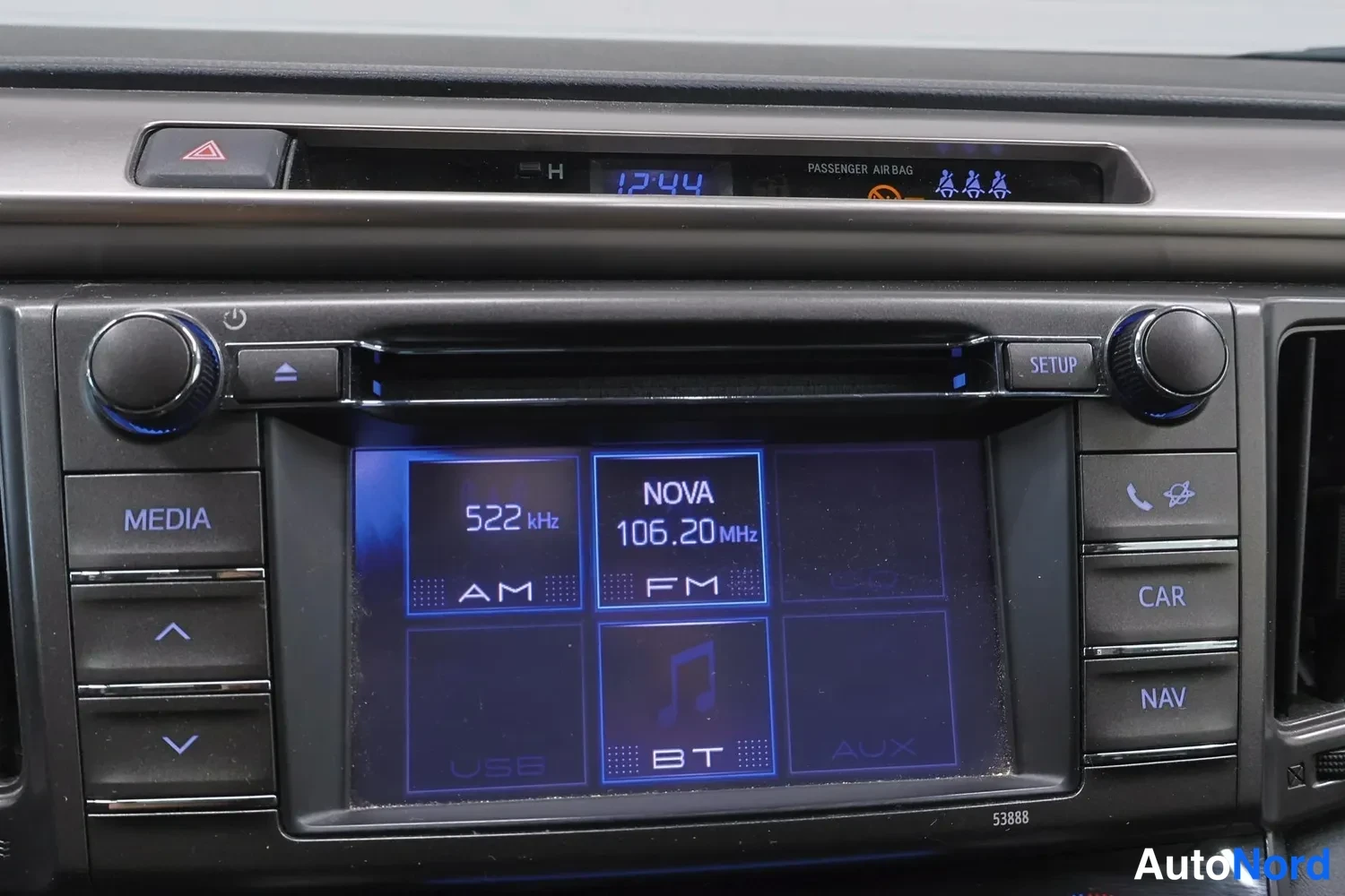 Muu: Keskiöitsimon radiovalikko AM 522 kHz ja FM NOVA 106.20 MHz -taajuuksilla, USB-, BT- ja AUX-valinnat, painikkeet MEDIA, CAR, NAV ja SETUP.