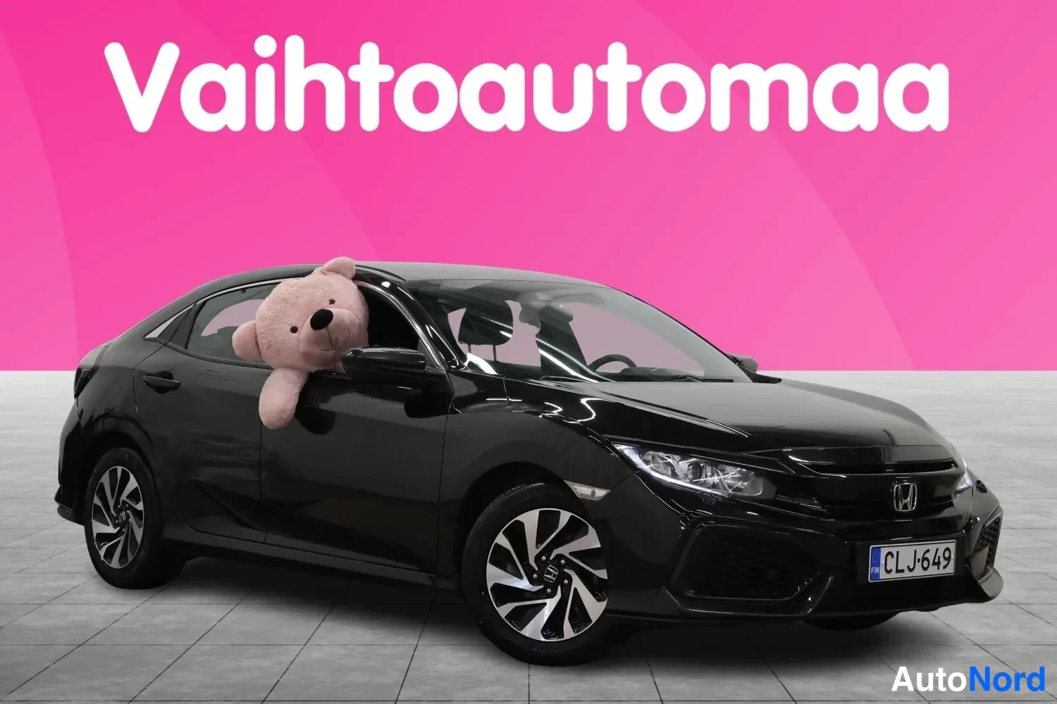 Etuviisto, nokka oikealle: Musta Honda Civic etuviistosta oikealta, rekisterikilpi, vaaleat vanteet.