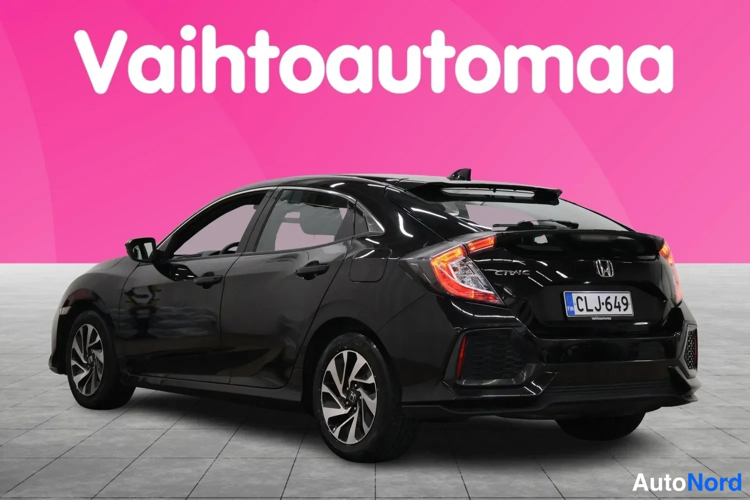 Takaviisto: Musta Honda Civic viistosti takaa oikealta, rekisteritunni näkyvissä.