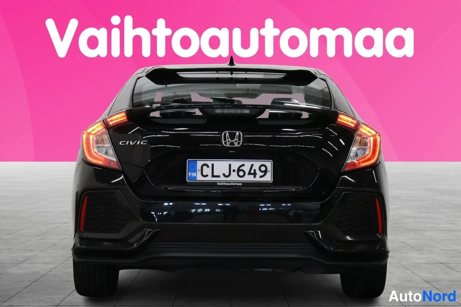 Takaa: Musta Honda Civic suoraan takaa, rekisteritunnus.