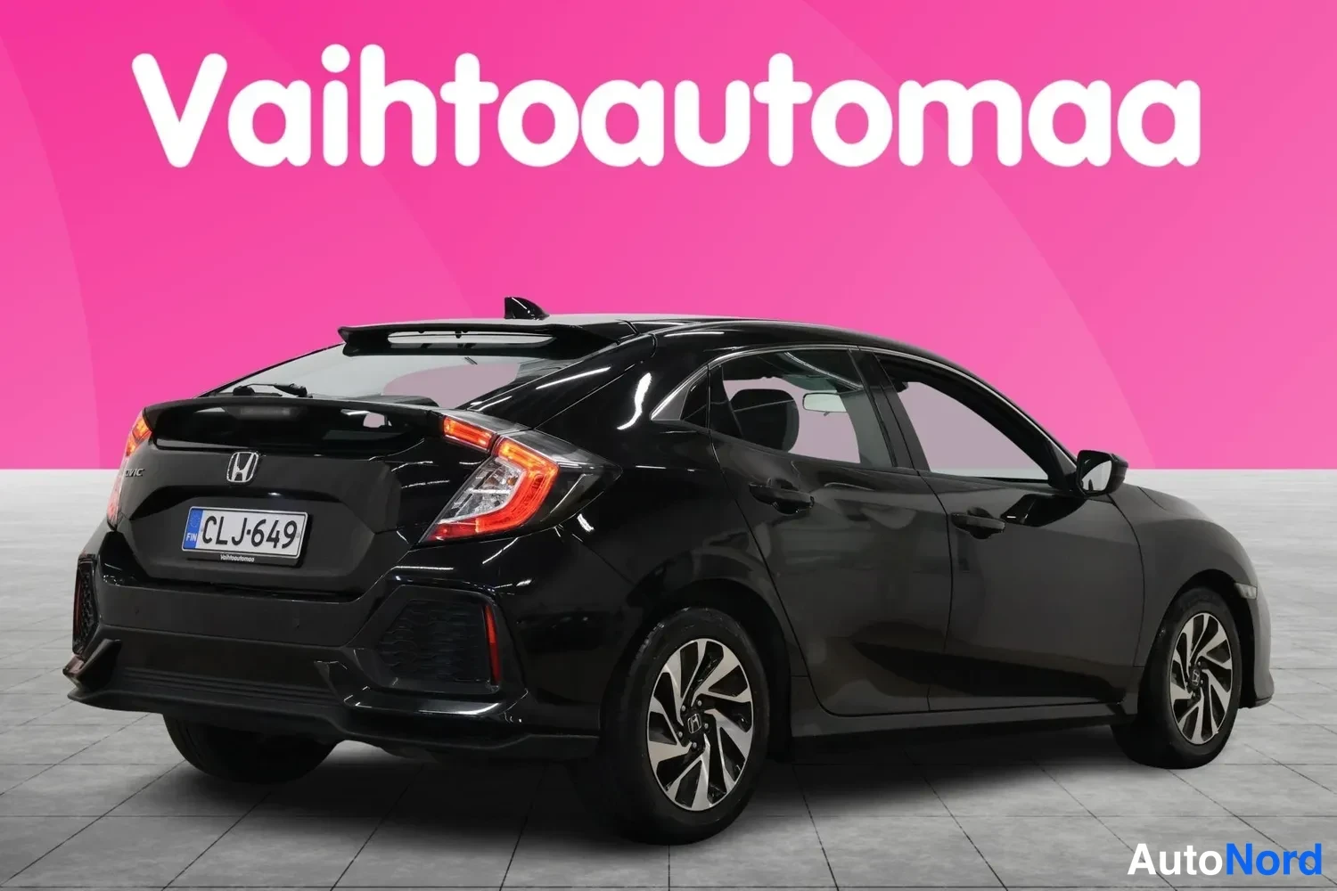 Takaviisto: Musta Honda Civic viistosti takaa vasemmalta, rekisteritunnus.
