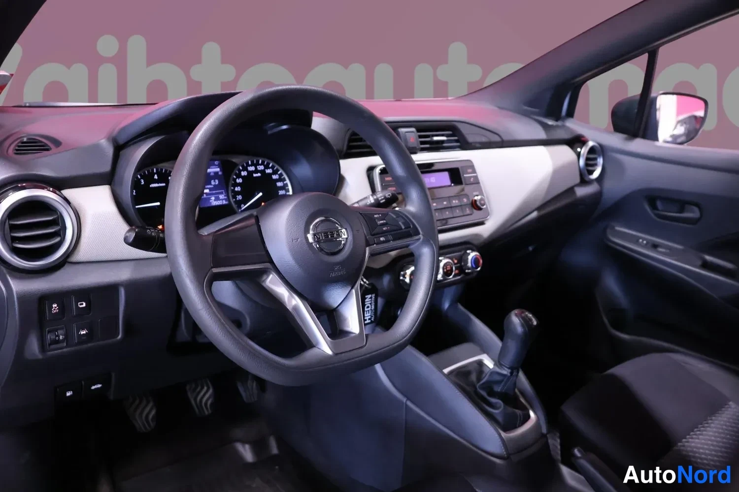 Muu: Ohjaamo vasemmalta: Nissan-ohjauspyörä, analogiset mittarit, radio-galbumööri ja manuaalivaihtoeen vipu.